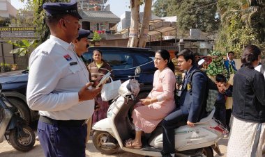 दुर्ग ट्रैफिक पुलिस की कार्रवाई, बिना लाइसेंस वाहन चलाने वाले 15 नाबालिगों के वाहन जब्त, मोडिफाइड साइलेंसर वाली बुलेट पर 6000 का चालान