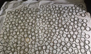 पुलिस की सख्ती, युवकों से उतरवाए गए 400 लोहे के कड़े