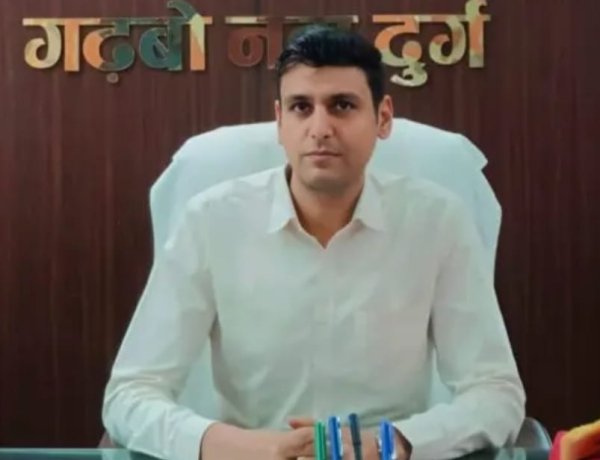 दुर्ग निगम कमिश्नर पर निजी काम कराने के आरोप, कर्मचारी की याचिका पर हाईकोर्ट ने कार्रवाई पर लगाई रोक