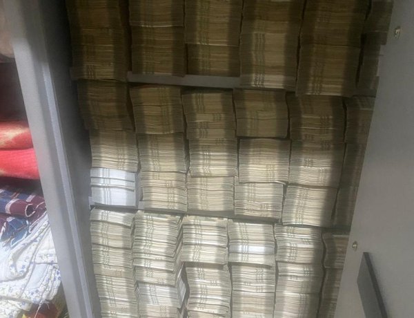 नेता के घर ED की रेड, अलमारी से मिले नोटों के बंडल