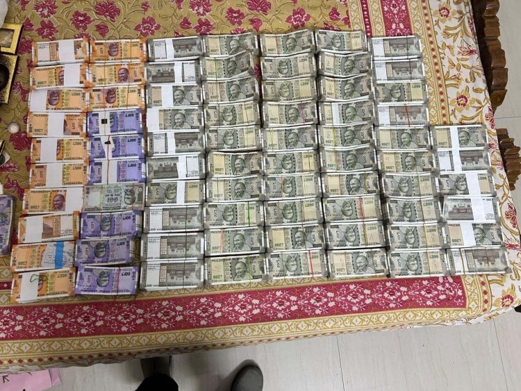 CGST रिश्वत कांड: 70 लाख की घूस लेते CBI ने IRS अधिकारी सहित 5 आरोपी को किया गिरफ्तार, 1.60 करोड़ नकद बरामद