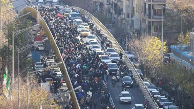 ईरान में आर्थिक संकट गहराया: रियाल रिकॉर्ड निचले स्तर पर, महंगाई विस्फोटक; चौथे दिन भड़के बड़े विरोध प्रदर्शन