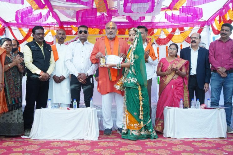 रुआबांधा स्कूल के वार्षिक उत्सव में शामिल हुए विधायक ललित चंद्राकर, मेधावी छात्रों को किया सम्मानित