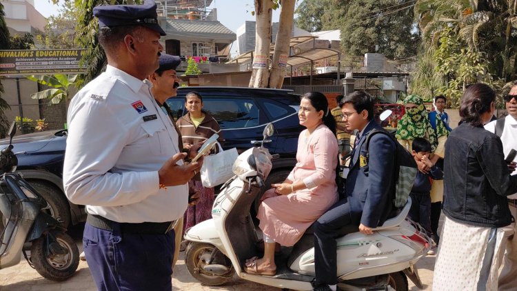 दुर्ग ट्रैफिक पुलिस की कार्रवाई, बिना लाइसेंस वाहन चलाने वाले 15 नाबालिगों के वाहन जब्त, मोडिफाइड साइलेंसर वाली बुलेट पर 6000 का चालान