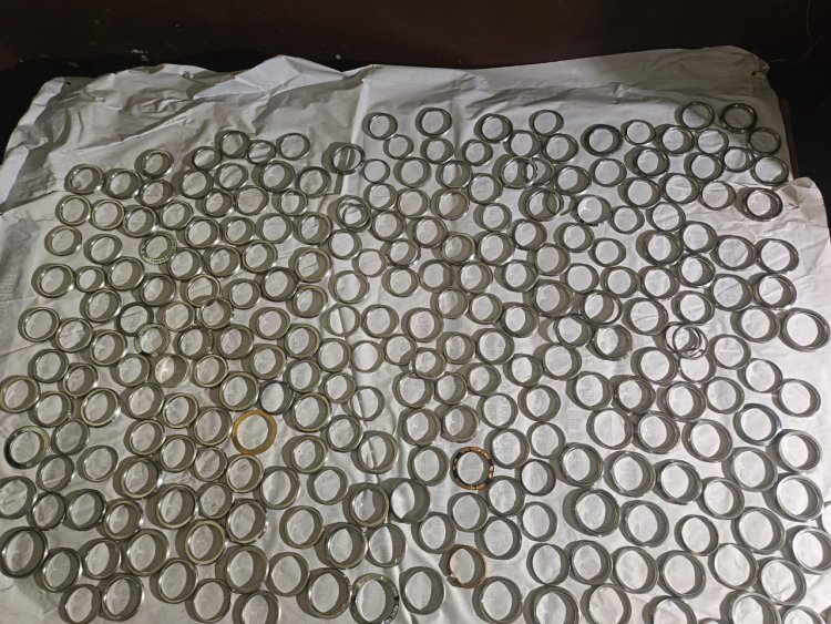 पुलिस की सख्ती, युवकों से उतरवाए गए 400 लोहे के कड़े