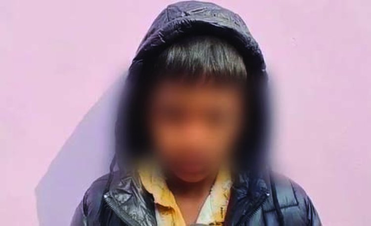 एटा में इंसानियत शर्मसार: HIV पीड़ित महिला की मौत के बाद अंतिम संस्कार को तरसा शव, 10 साल का बेटा देखता रहा अपनों की राह