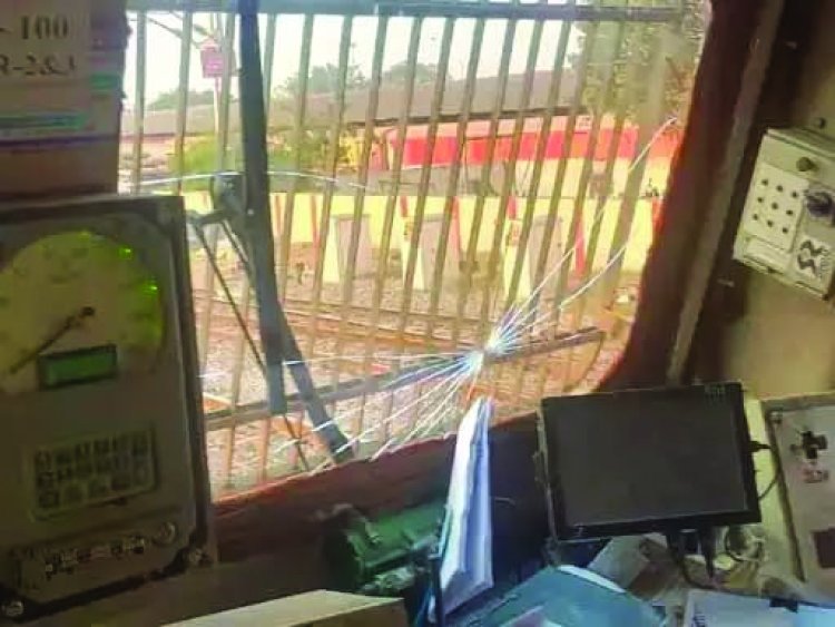 भिलाई में राजधानी एक्सप्रेस पर पथराव, इंजन का कांच क्षतिग्रस्त, बड़ा हादसा टला