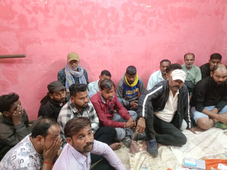 जुआ फड़ पर पुलिस की बड़ी कार्रवाई, 21 आरोपी गिरफ्तार, नकदी समेत 9.66 लाख का माल जब्त