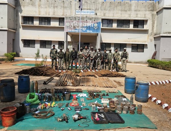नारायणपुर में डीआरजी की बड़ी कामयाबी, नक्सलियों की हथियार फैक्ट्री का भारी डंप बरामद