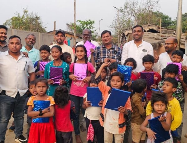 विधायक देवेंद्र यादव के जन्मदिन पर श्रमिक बस्ती में बच्चों को बांटी पाठ्य सामग्री, शिक्षा जागरूकता का दिया संदेश