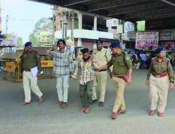 भेड़ एवं नगदी की झपटमारी करने वाले दो आरोपी गिरफ्तार, एक फरार,  पुलिस ने निकाला जुलूस