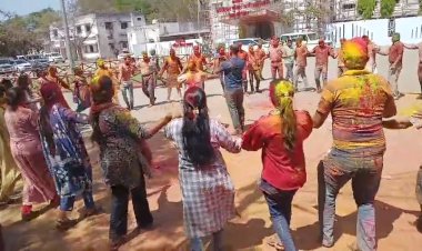 पुलिस कंट्रोल रूम में पुलिस होली, अधिकारियों और कर्मचारियों ने एक-दूसरे को लगाया गुलाल