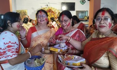 कालीबाड़ियों में सिंदूर खेला के साथ बासंती पूजा का समापन,  मां दुर्गा से पति की लंबी उम्र और सुखी वैवाहिक जीवन की कामना