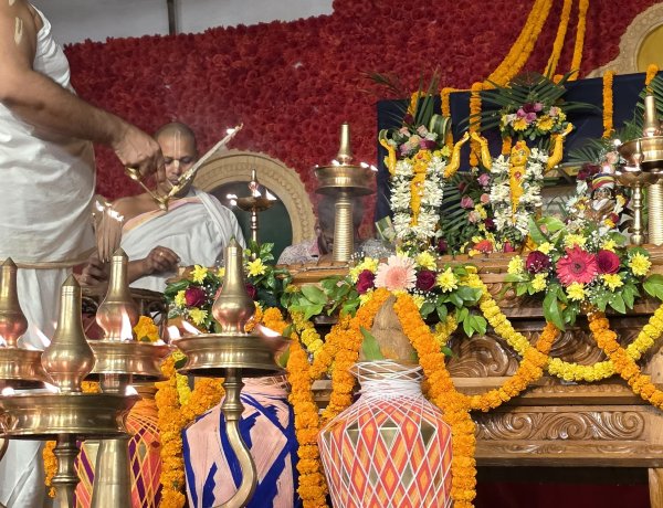 हरे कृष्ण मंदिर में मनाई गई गौरा पूर्णिमा और होली महोत्सव, भक्तों ने फूलों और रंगों के साथ मनाया उत्सव