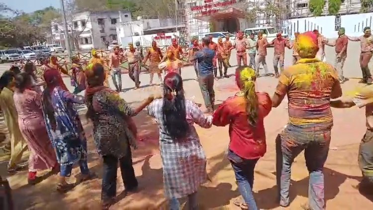 पुलिस कंट्रोल रूम में पुलिस होली, अधिकारियों और कर्मचारियों ने एक-दूसरे को लगाया गुलाल