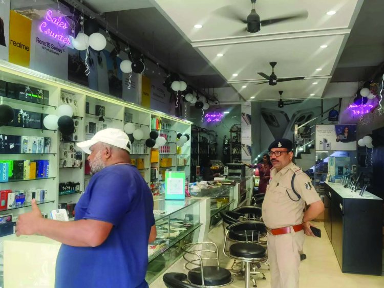 मोबाइल दुकान में बड़ी चोरी, 16 आईफोन और नकदी पार | सीसीटीवी में कैद हुआ संदिग्ध