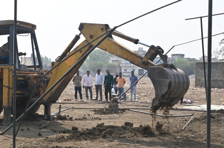 भिलाई में निगम की जमीन पर बन रहा था अवैध क्रिकेट कोर्ट, नगर निगम की टीम ने अतिक्रमण हटाया