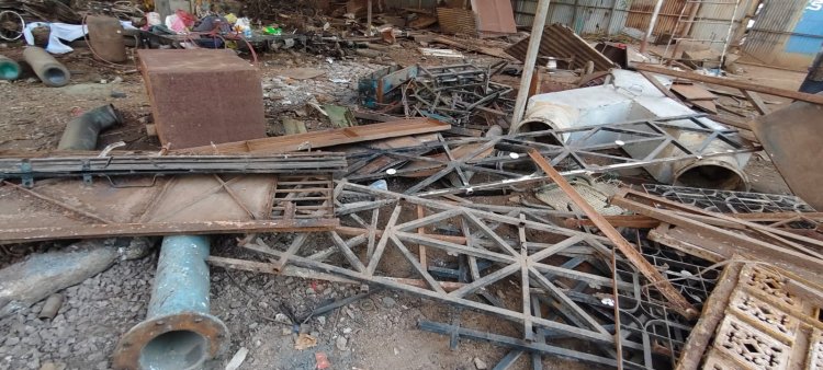 दुर्ग पुलिस की बड़ी कार्रवाई: अवैध स्क्रैप कारोबार पर छापा, 60 टन लोहे का कबाड़ और कई वाहन जब्त, 9 लाेगों पर कार्रवाई