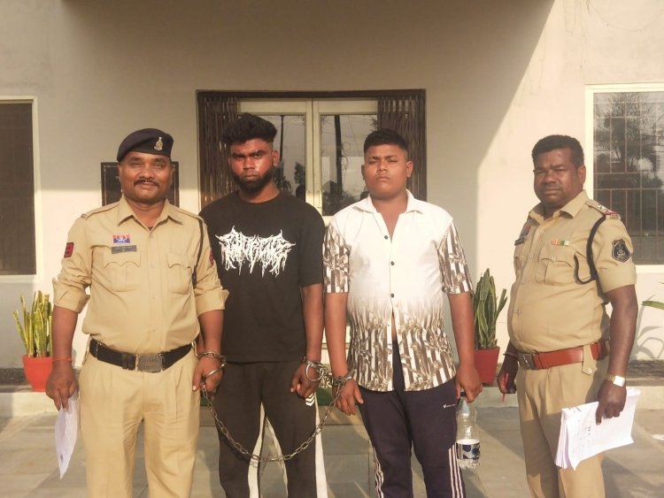 धारदार हथियार लेकर लोगों को डराने वाले दो युवक गिरफ्तार
