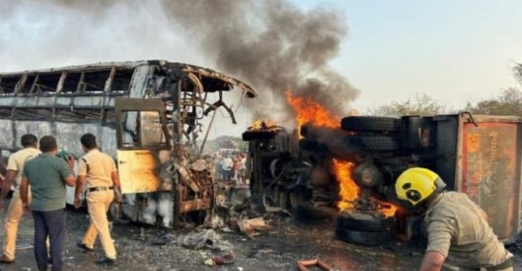 बस-ट्रक टक्कर के बाद लगी आग, 14 यात्रियों की जिंदा जलकर मौत