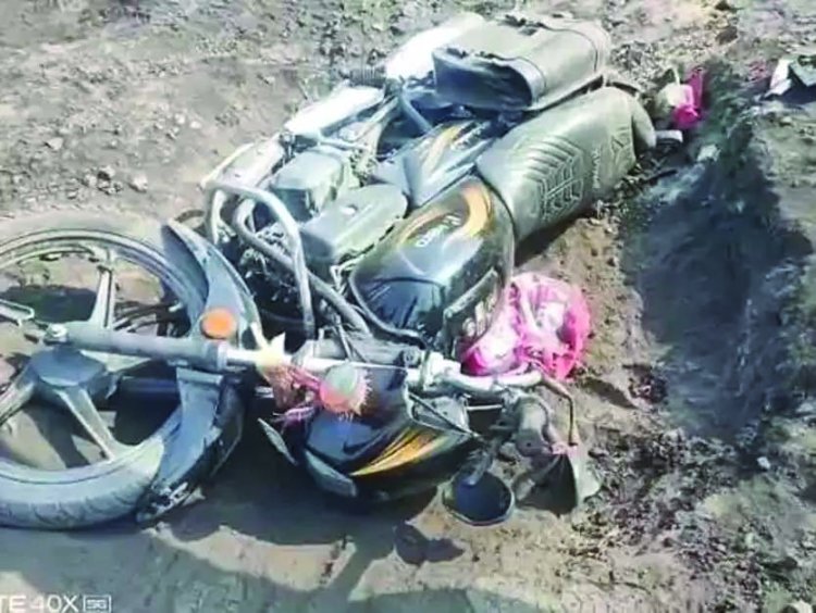फाटक पर बारूद लदे वाहन की चपेट में आए बाइक सवार की मौत