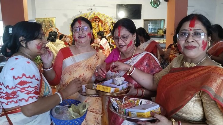 कालीबाड़ियों में सिंदूर खेला के साथ बासंती पूजा का समापन,  मां दुर्गा से पति की लंबी उम्र और सुखी वैवाहिक जीवन की कामना
