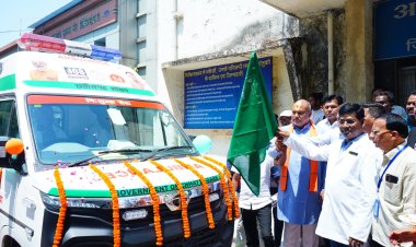 विधायक ललित चंद्राकर ने हरी झंडी दिखाकर नए एंबुलेंस वाहनों को किया रवाना, अंडा-निकुम-अंजोरा CHC को मिलेगा लाभ