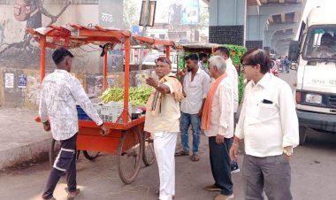 पावर हाउस चौक पर निगम की कार्रवाई, अवैध ठेले हटाए गए