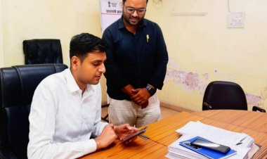 कमिश्नर ने खुद मोबाइल से भरा स्व-गणना, नागरिकों को दिया डिजिटल भागीदारी का संदेश