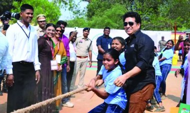 बदलते बस्तर की तस्वीर: सचिन तेंदुलकर पहुंचे दंतेवाड़ा के छिंदनार, बच्चों संग खेला क्रिकेट