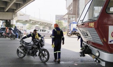 भिलाई के नेहरू नगर चौक पर अग्निशमन वाहन ने बाइक सवार को मारी ठोकर, दो युवक घायल, लोगों ने पहुंचाया अस्पताल