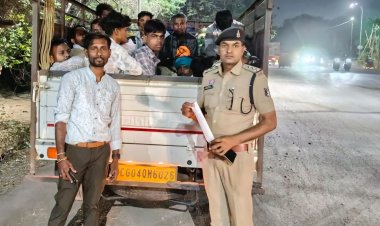 मालवाहक वाहनों में सवारी ढोने पर सख्ती, दुर्ग पुलिस ने की चालानी कार्रवाई