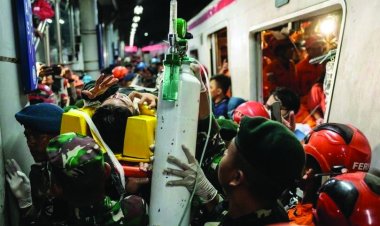 ट्रेन हादसे में 14 लोगों की मौत, रेस्क्यू ऑपरेशन जारी