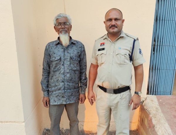 जुआ खेलते दो आरोपी गिरफ्तार, नगदी और मोबाइल जब्त