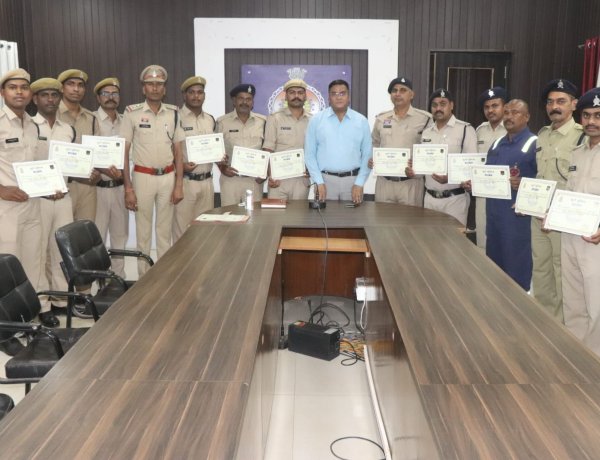 अग्निकांड में साहस दिखाने वाले फायर व होमगार्ड कर्मियों का सम्मान