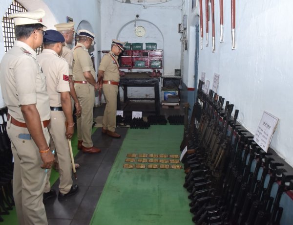 वार्षिक निरीक्षण में आईजी ने परेड, शाखाओं और व्यवस्थाओं का लिया जायजा