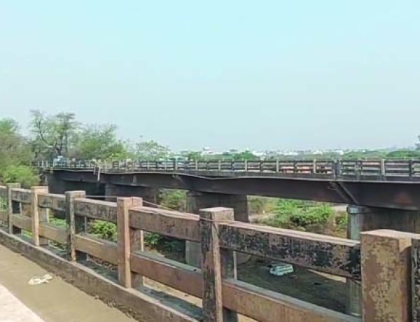 खारुन नदी ब्रिज पर तेज रफ्तार ट्रक का कहर, बाइक सवार की मौके पर मौत