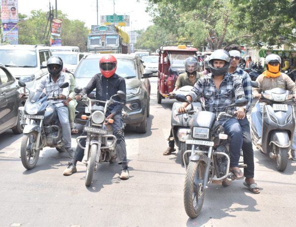 हेलमेट नहीं पहनने वालों पर शिकंजा, 2026 में अब तक 1.15 करोड़ से ज्यादा जुर्माना