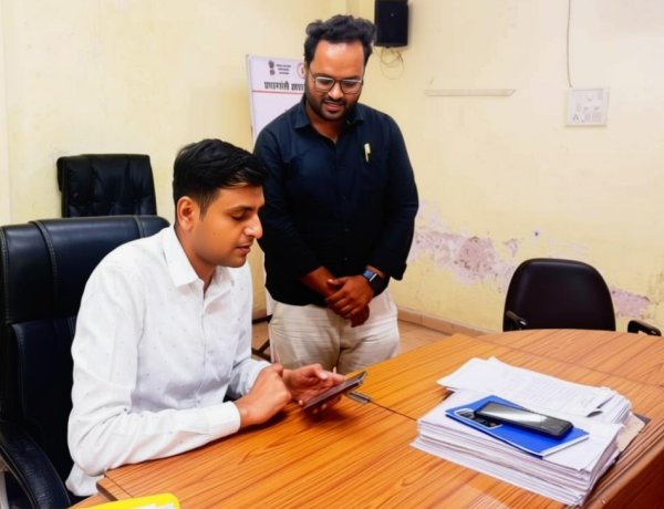 कमिश्नर ने खुद मोबाइल से भरा स्व-गणना, नागरिकों को दिया डिजिटल भागीदारी का संदेश