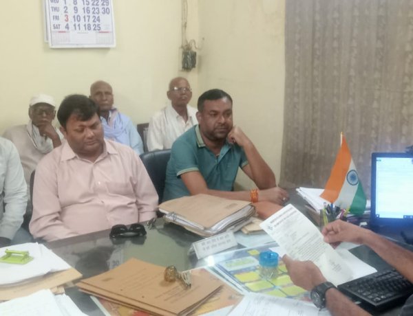 सेक्टर-6 HSCL कॉलोनी में बदहाल व्यवस्था, कांग्रेसियों ने प्रबंधन को घेरा