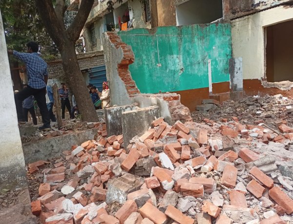 सेक्टर-6 में अनफिट क्वार्टरों पर फिर चला बुलडोजर, अवैध कब्जे हटाए गए