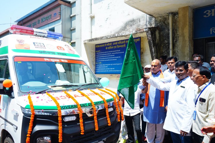 विधायक ललित चंद्राकर ने हरी झंडी दिखाकर नए एंबुलेंस वाहनों को किया रवाना, अंडा-निकुम-अंजोरा CHC को मिलेगा लाभ