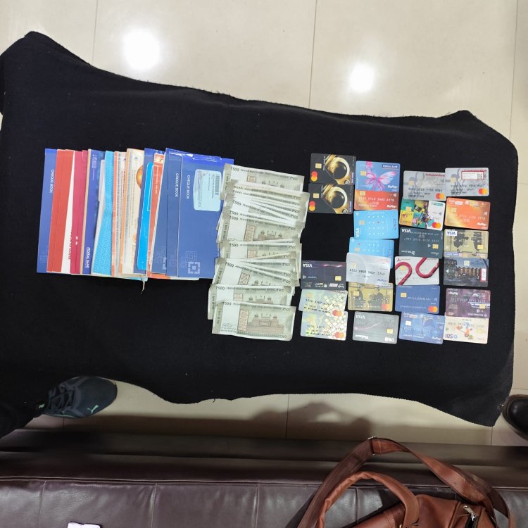 ऑनलाइन सट्टा मास्टरमाइंड गिरफ्तार, गांजा और शराब बरामद