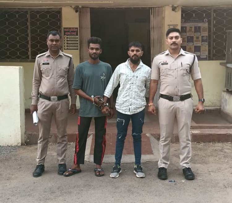 थाना परिसर में रील बनाना पड़ा भारी, पुलिस ने 2 युवकों को किया गिरफ्तार