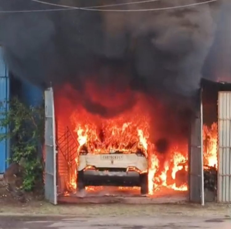 भिलाई में बड़ा हादसा टला: हुडको में दो गैरेज में लगी भीषण आग, एक सिलेंडर ब्लास्ट