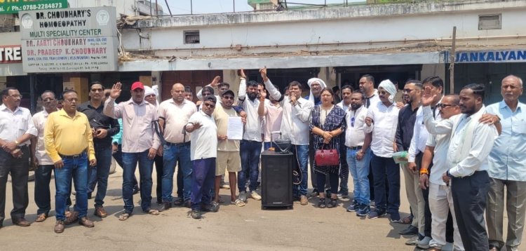 सेक्टर-6 ए मार्केट में शराब दुकान के विरोध में प्रदर्शन, काली पट्टी बांधकर जताया आक्रोश