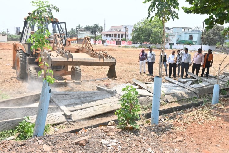 अवैध प्लाटिंग पर चला निगम का बुलडोजर