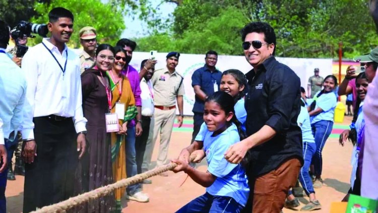 बदलते बस्तर की तस्वीर: सचिन तेंदुलकर पहुंचे दंतेवाड़ा के छिंदनार, बच्चों संग खेला क्रिकेट