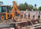 रोड की जमीन पर अवैध निर्माण, निगम ने जेसीबी से हटाया अतिक्रमण