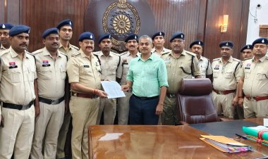 दुर्ग रेंज आईजी ने पुलिस टीमों को किया सम्मानित, चोरी और ऑनलाइन सट्टा मामलों में उत्कृष्ट कार्रवाई पर मिला नगद पुरस्कार